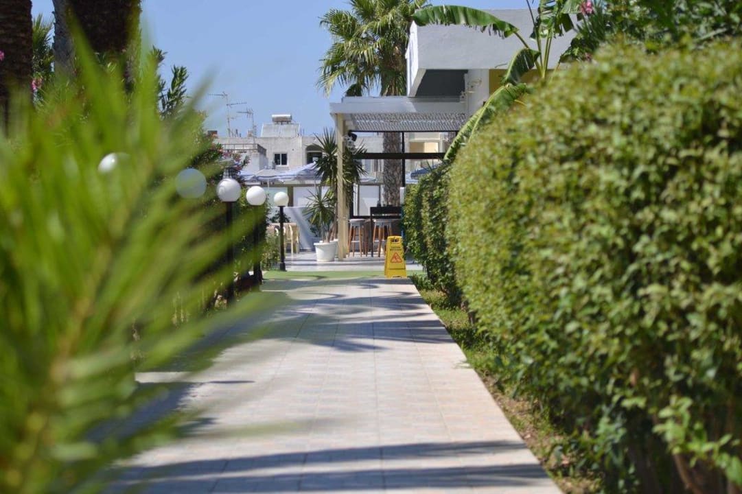 Weg zu den Zimmern Hotel Tropical Sol