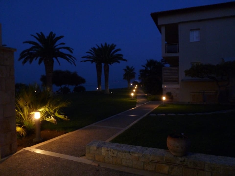 Garten abends Afitis Boutique Hotel