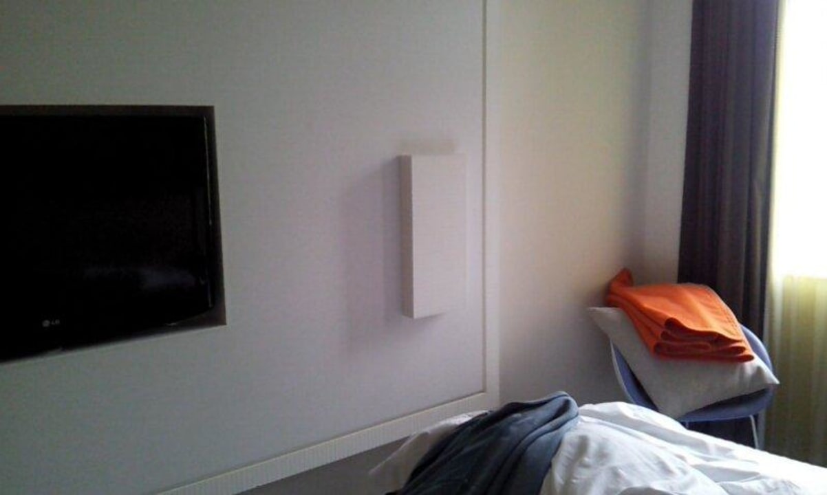 Platz vor dem Bett die 2. Hotel Indigo Berlin - Ku'damm