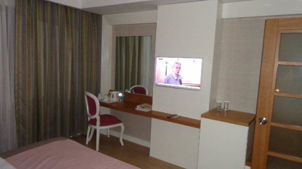 Schminktisch, TV + Minibar Port Nature Luxury Resort & Spa