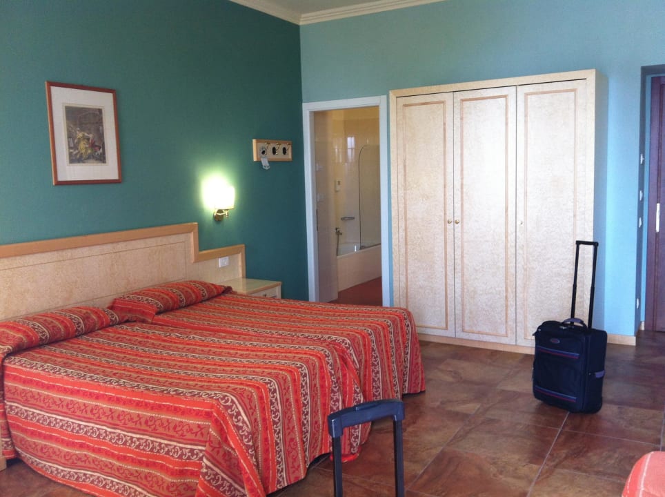 Blick zum Badezimmer Hotel San Gottardo