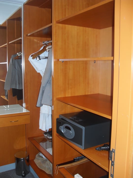 Ankleidezimmer mit Safe Golden Sands Hotel Creek