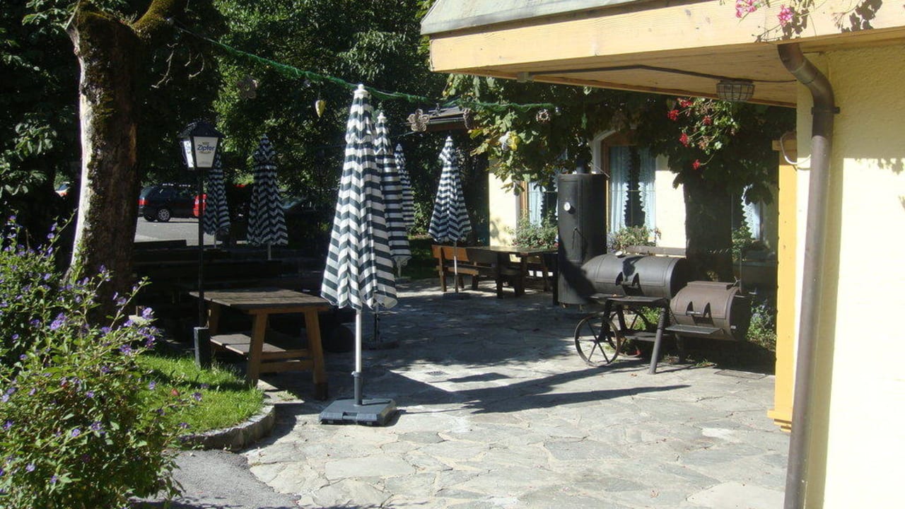 Biergarten vor dem Eingang Hotel Zur Mühle