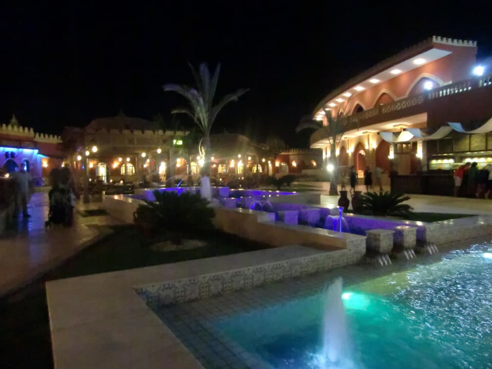Vor dem Eingang zum Theater Pickalbatros Alf Leila Wa Leila Resort - Neverland Hurghada