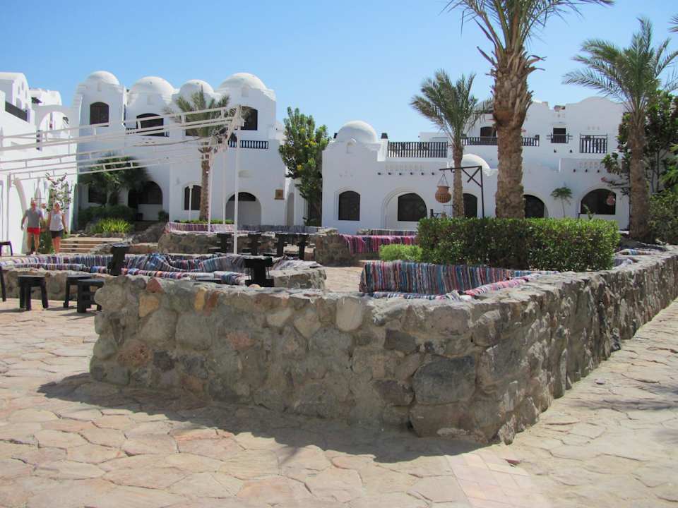 Innenhof mit Kleinbühne am Grillrestaurant Arabella Azur Resort