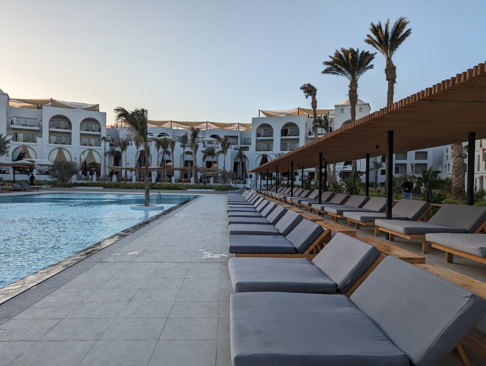 Pool Serry Beach Resort