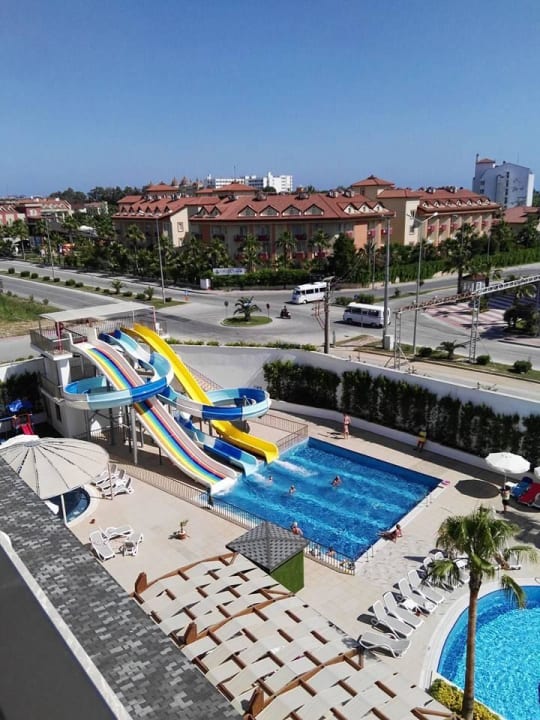 Pool mit Rutschen Mary Hotel Side