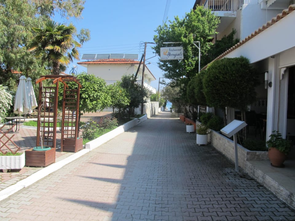 Blick zum Strand Akrogiali Exclusive Hotel - Adults only