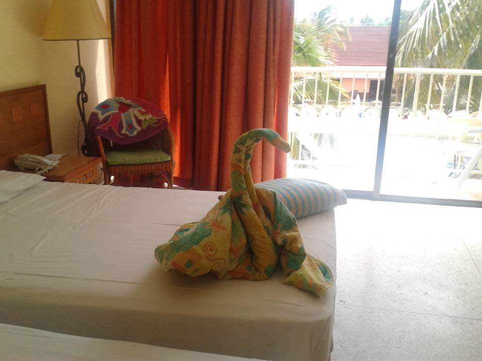 Zimmer im Hintergrund Balkon mit Aussicht zum Pool Hotel Roc Barlovento
