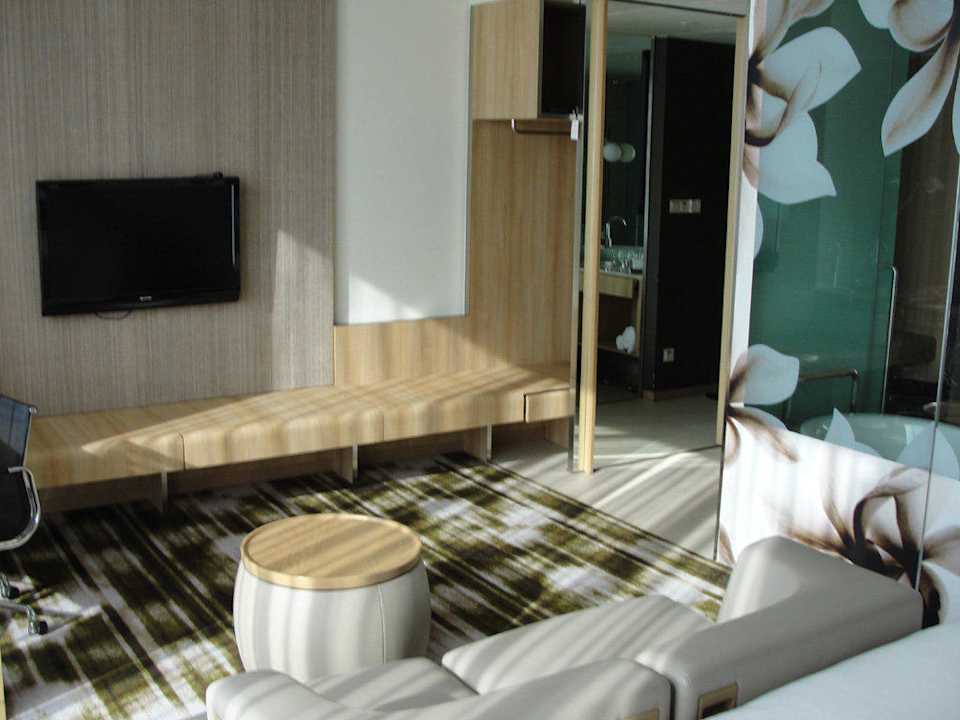 Ablagemöglichkeit und Fernseher Hotel Crowne Plaza Changi Airport