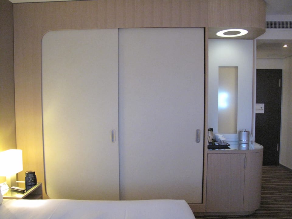 Riesiger Schrank im Zimmer Hilton Frankfurt Airport