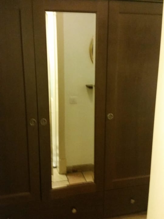 Kleiderschrank Hotel The American Colony