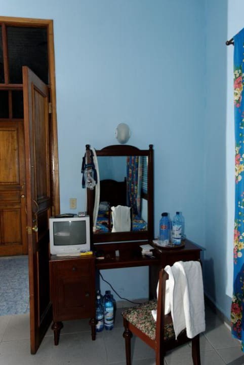 Schreibtisch mit Fernseher Hotel Islazul Libertad