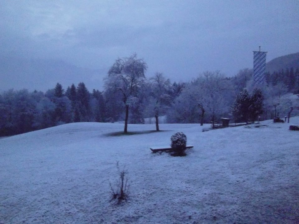 07.12.14 Frühmorgens- Teil der Aussenanlage Alpenhotel Hundsreitlehen
