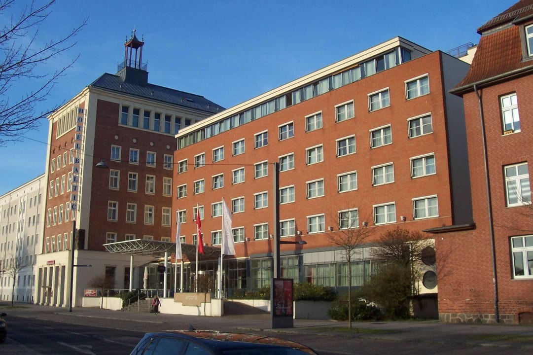 Hotel mit Vorfahrt und Eingang Hotel Baltic Stralsund