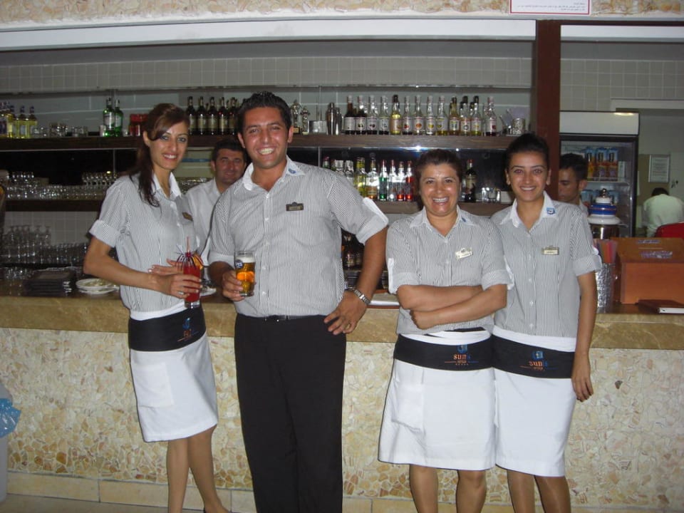 Super nettes Personal an der Pool-Bar Sunis Evren Beach Resort Hotel & Spa