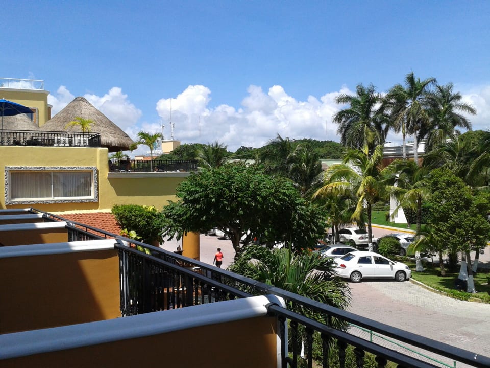 Widok z balkonu na ulicę  Wyndham ALLTRA Playa del Carmen
