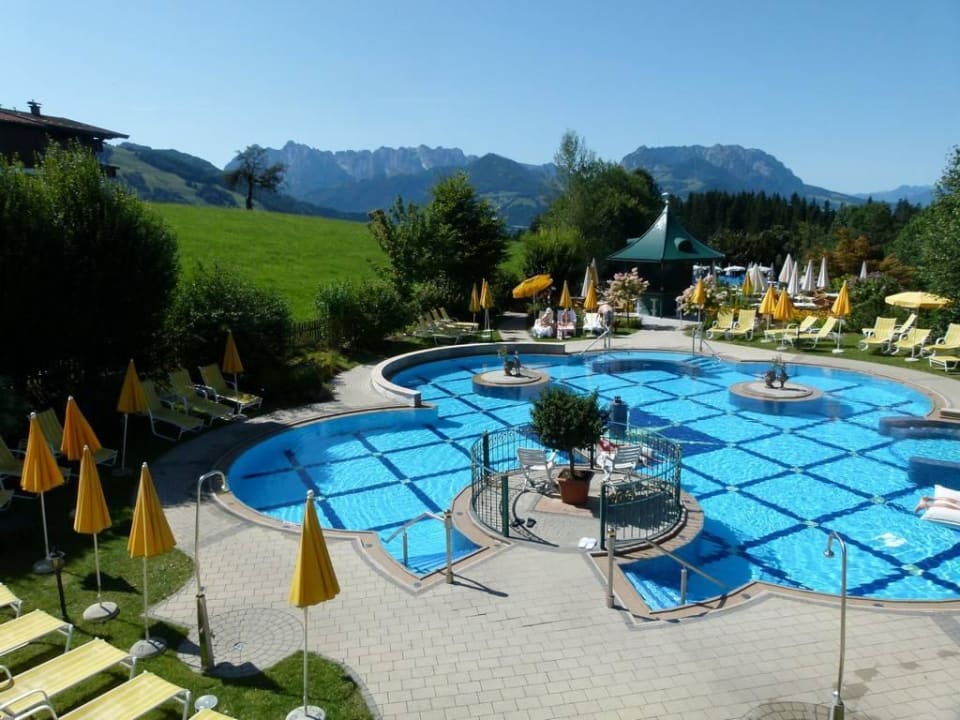 Outdoor-Pool mit Springbrunnen Wohlfühlresort Peternhof
