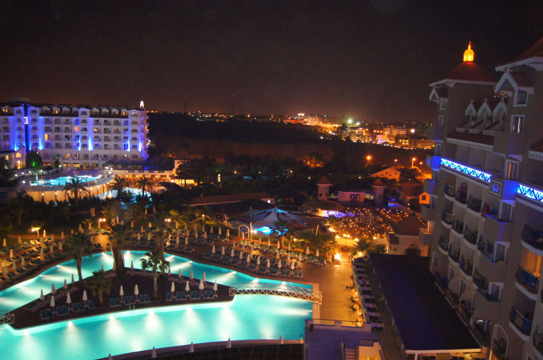 Komplettansicht bei Nacht Side Mare Resort & Spa