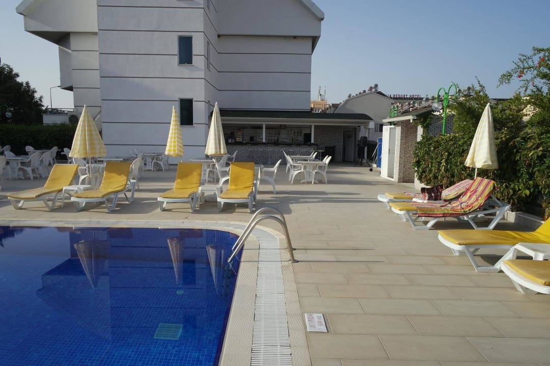 Pool und Poolbar Opia Hotel