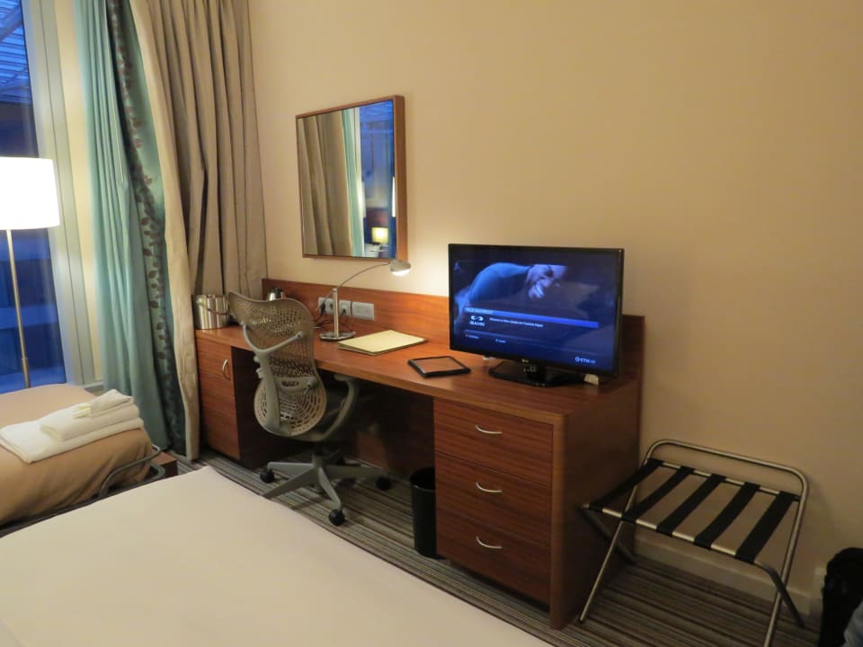 Zimmer nicht gross aber ausreichend Hilton Garden Inn Frankfurt Airport