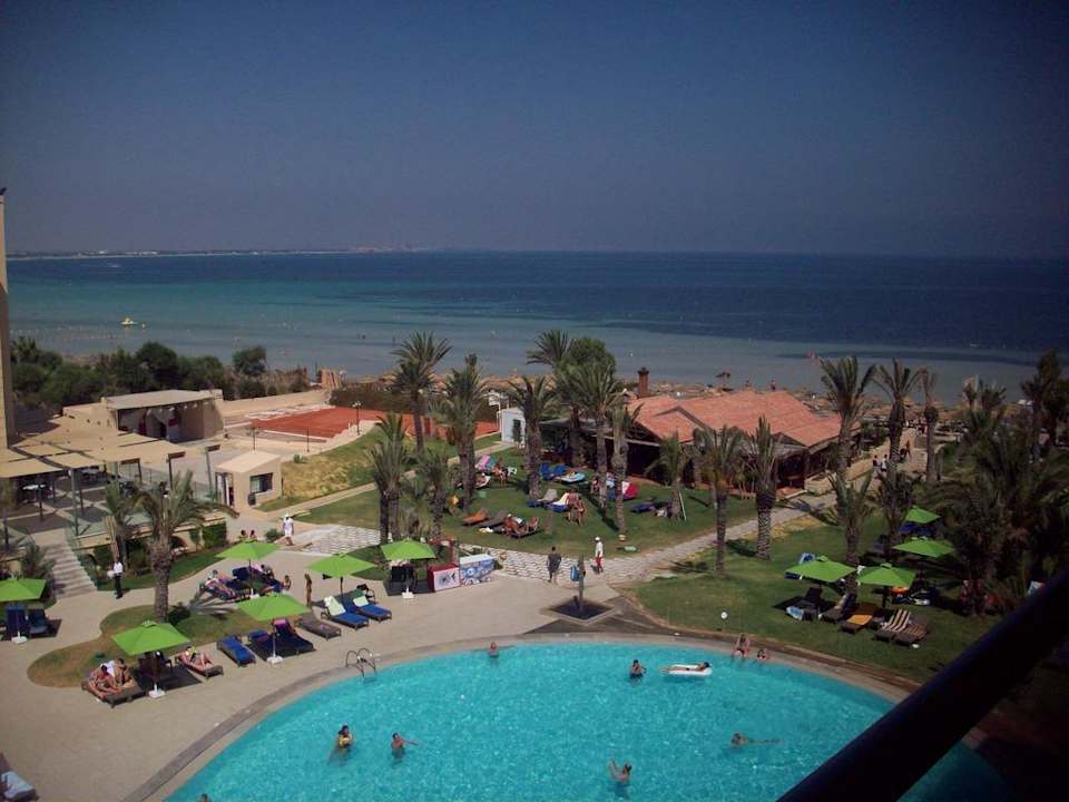 Pool, Gartenanlage und Meer Hotel Rosa Beach