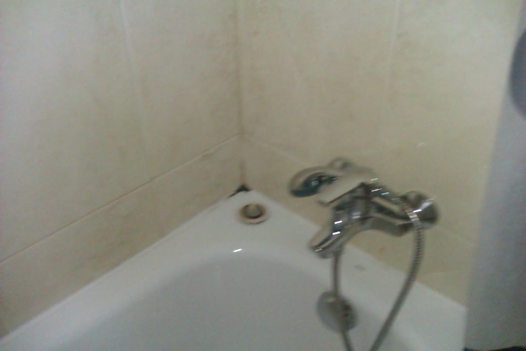 Schimmel an der Badewanne Hotel 121 Paris