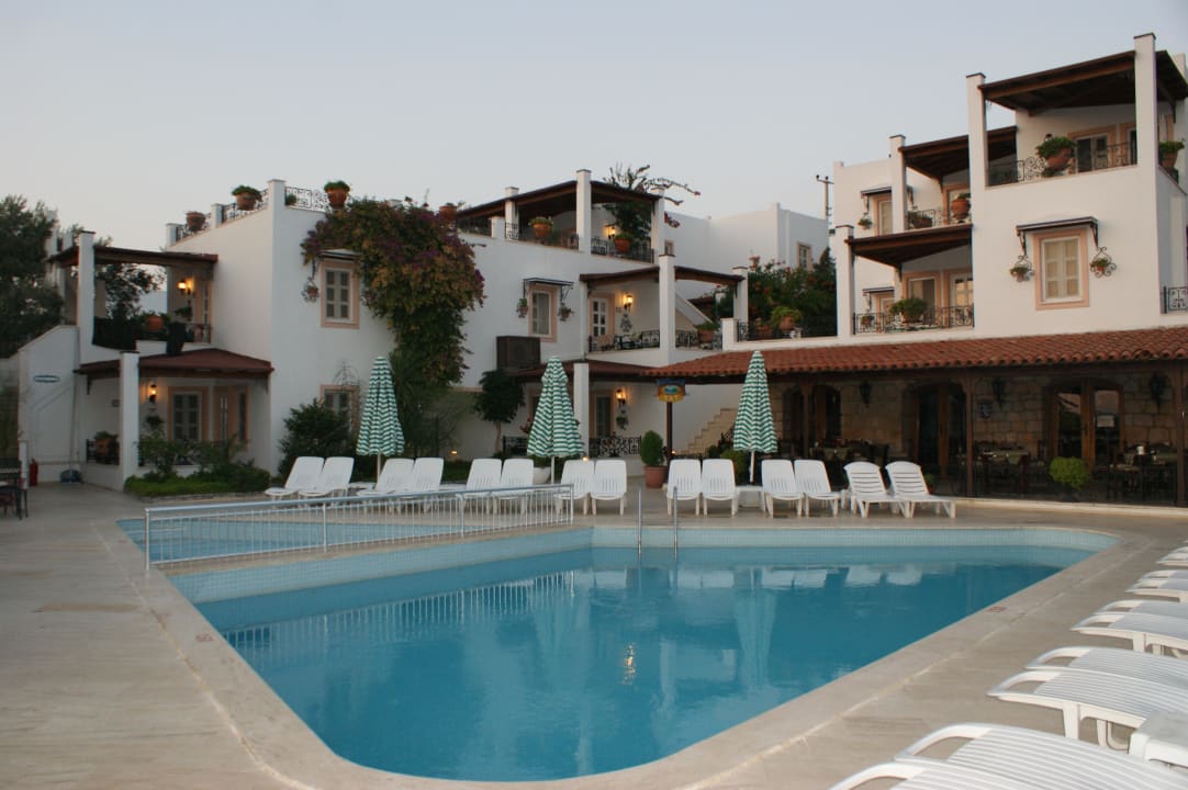Widok na hotel od strony basenu Comca Manzara