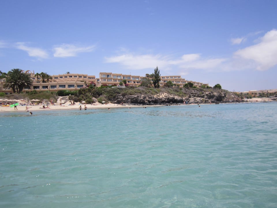 Hotel und Strand vom Meer aus SBH Hotel Taro Beach