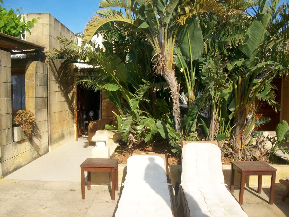 Liegen vor der Terrasse Ta Cenc Hotel