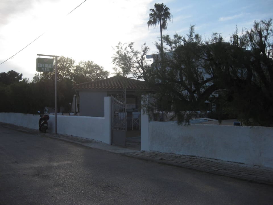 Hoteleingang vom Strand The Grove Seaside Hotel