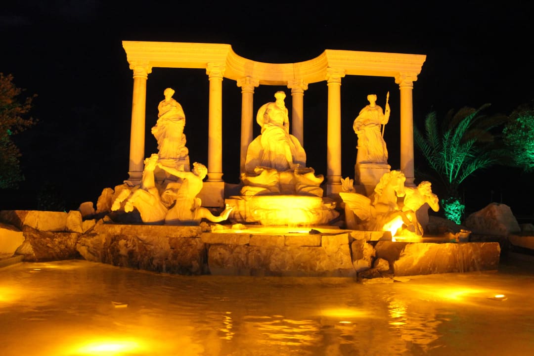 Brunnen am Abend Dobedan Exclusive Hotel And Spa
