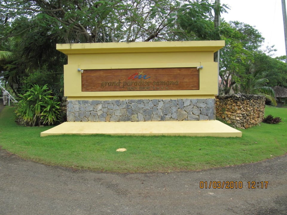 Schild am Eingang des Resorts Wyndham Alltra Samana