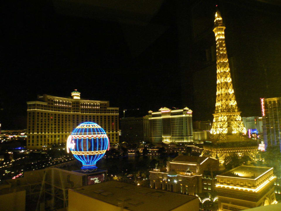 Vur sur le Bellagio et l'hotel Paris de nuit Hotel Elara - a Hilton Grand Vacations Hotel Center Strip