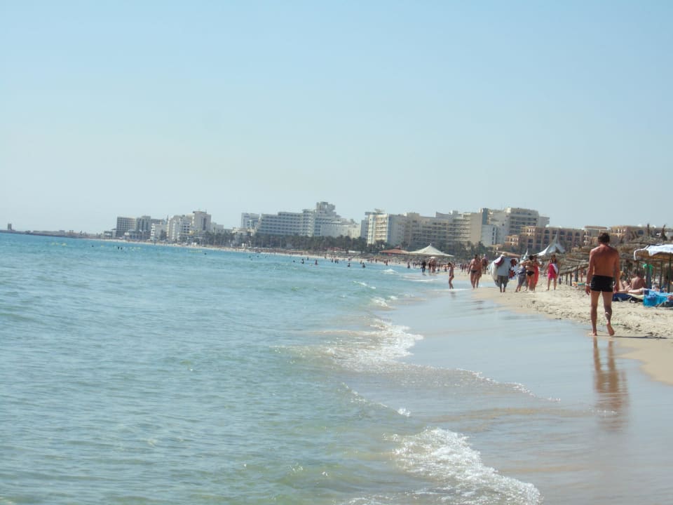 Flach abfallender Strand El Ksar Resort & Thalasso