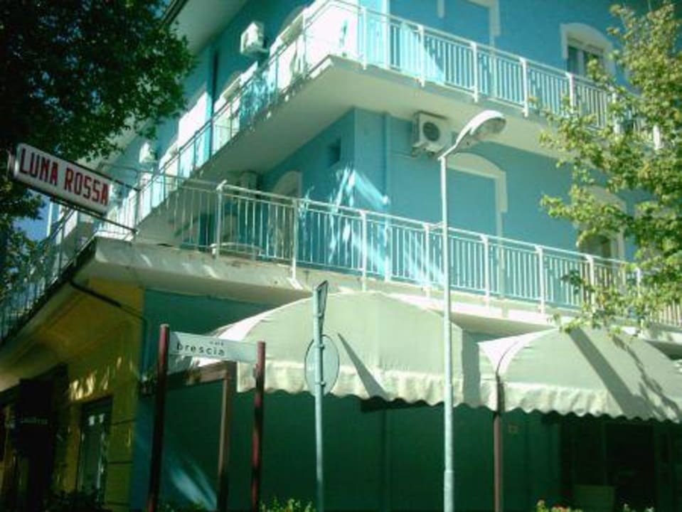 Blick auf das Hotel von der Straße aus Hotel Luna Rossa