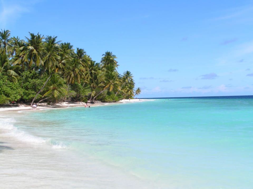 Strand vor den Standard Bungis Filitheyo Island Resort