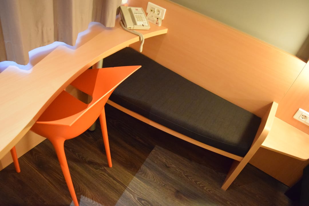 Schreibtisch und Sitzmöglichkeit ibis Hotel Ankara Airport