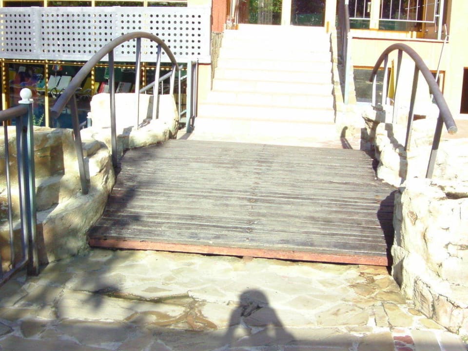 Brücke über Pool Hotel Atlas