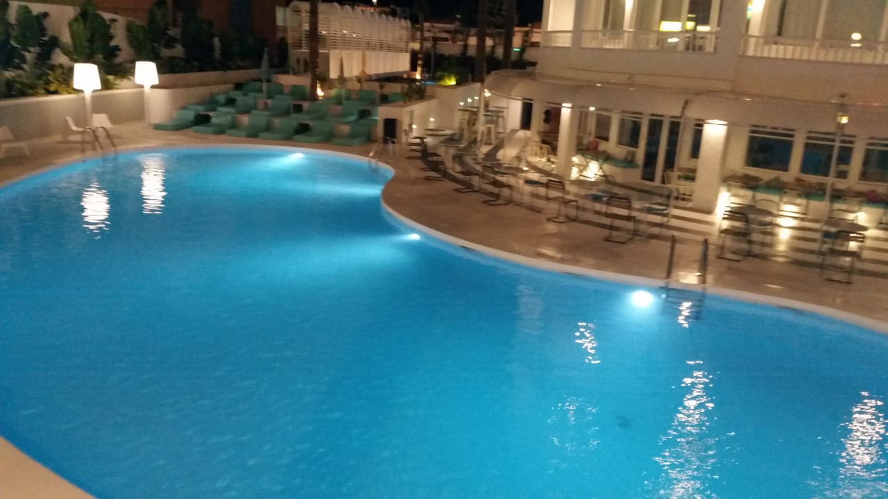 Pool abends Hotel Gold by Marina