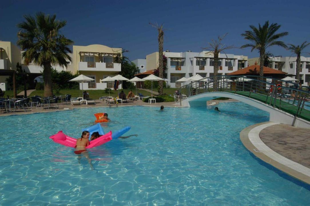 Hauptpool mit Bar Hotel Zorbas Beach