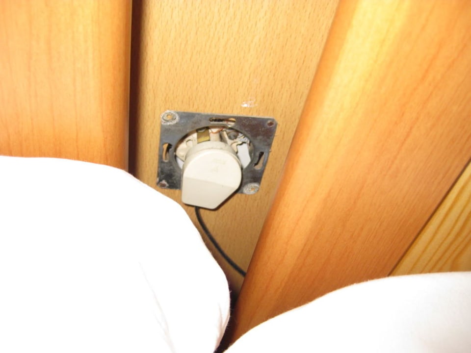 Zwischen Betten kaputte Steckdose Hotel Felice