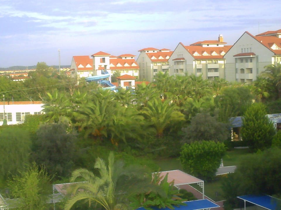 Balkonblick auf die Rutschen und Blöcke Hotel Süral Resort