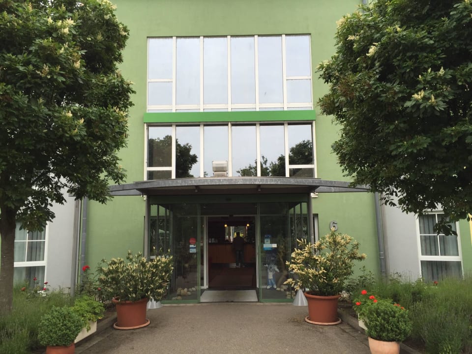 Eingang Highway Hotel