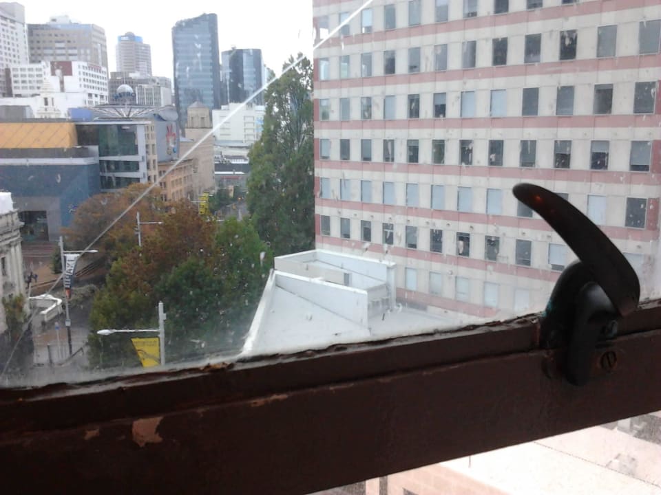 Window in room was cracked (image 2) Scenic Hotel Auckland