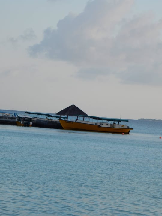 Anlegesteg mit Boot Summer Island Maldives