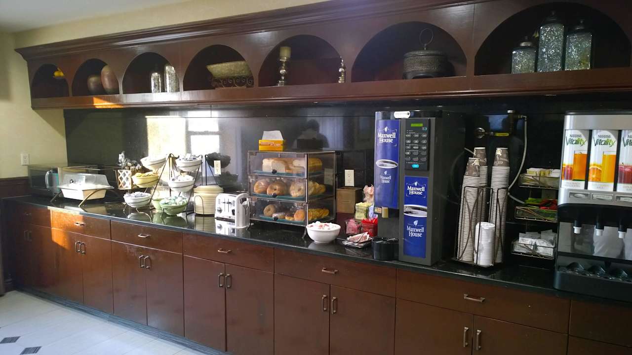 Frühstsück Queens County Inn and Suites