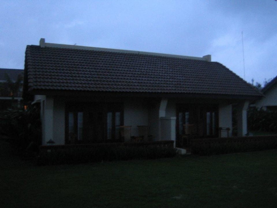 Villen mit Meerblick in der Dämmerung Palm Garden Beach Resort & Spa