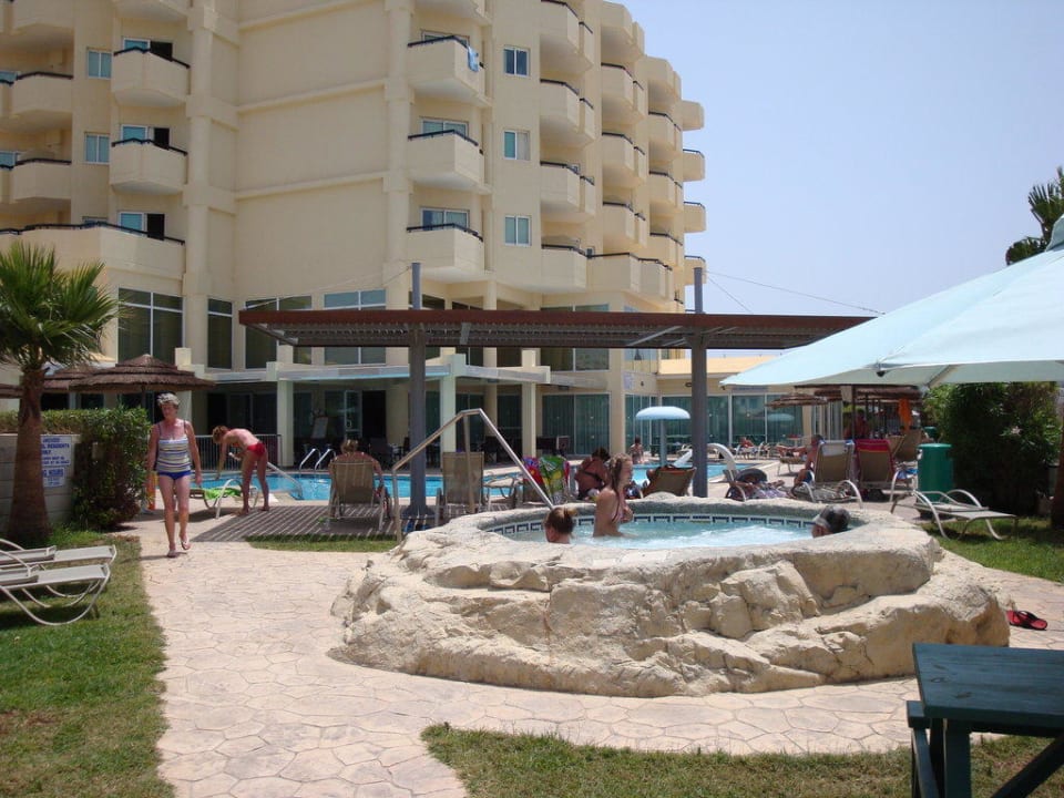 Poolansicht Tasia Maris Gardens