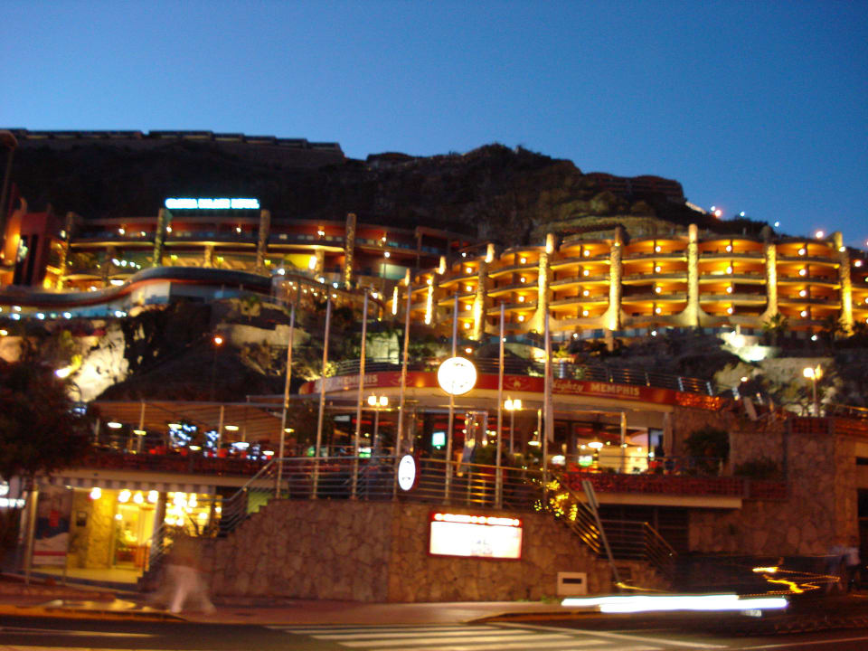 Abendlicher Anblick des Hotels Gloria Palace Royal Hotel & Spa